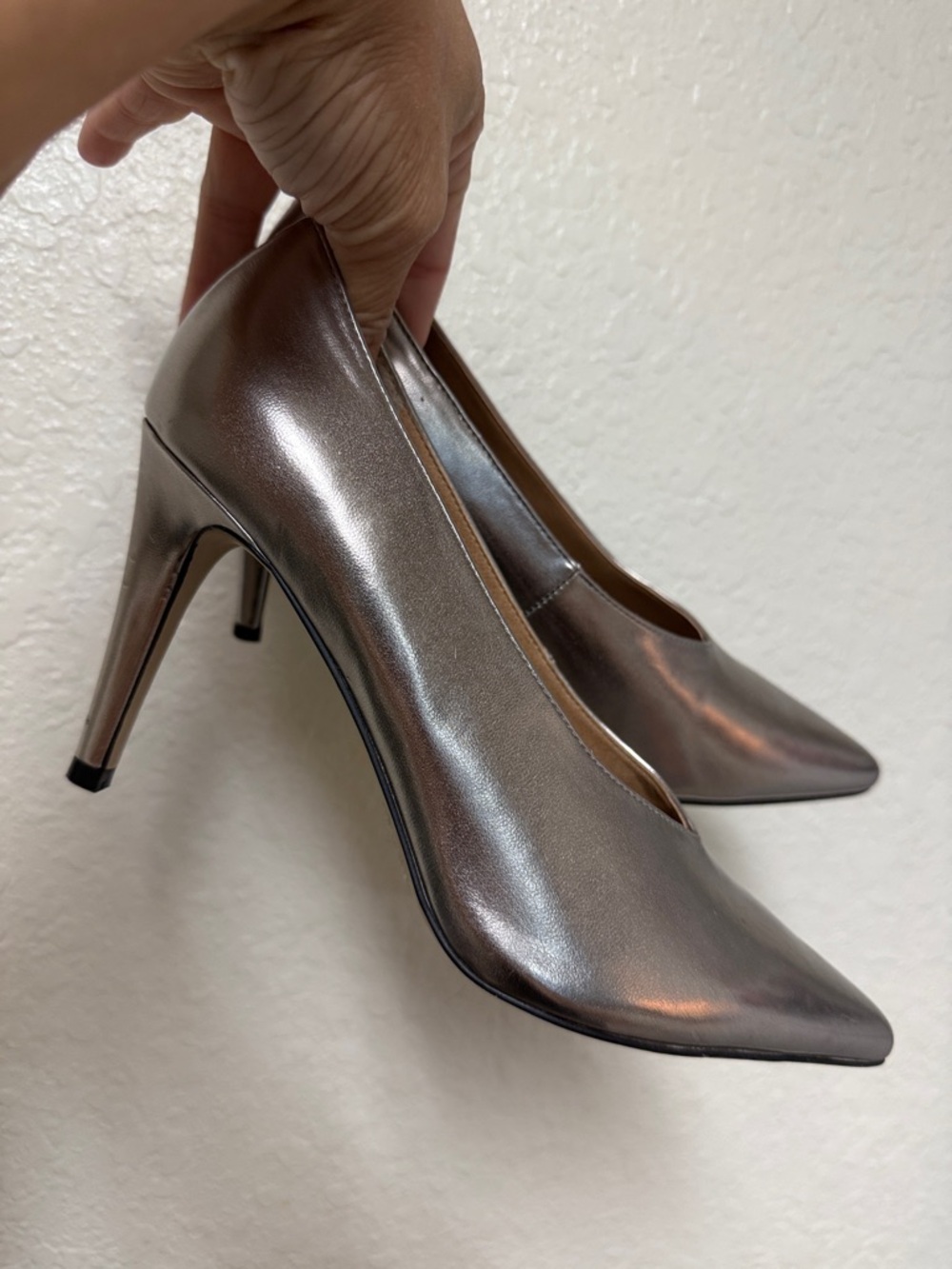 TAHARI Benedict Metallic Silver Women's Heels Size 8.5